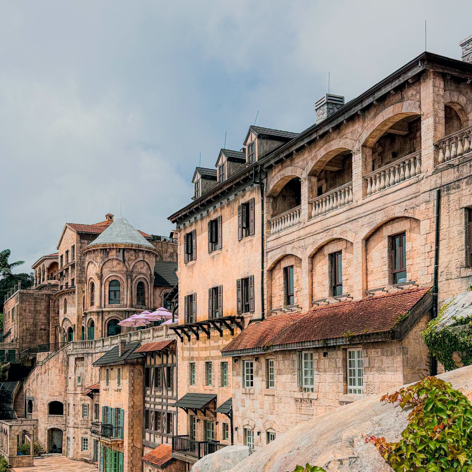 Khám phá Mercure Danang French Village Bana Hills: Ngôi làng Pháp trên đỉnh Bà Nà - Ảnh 2.