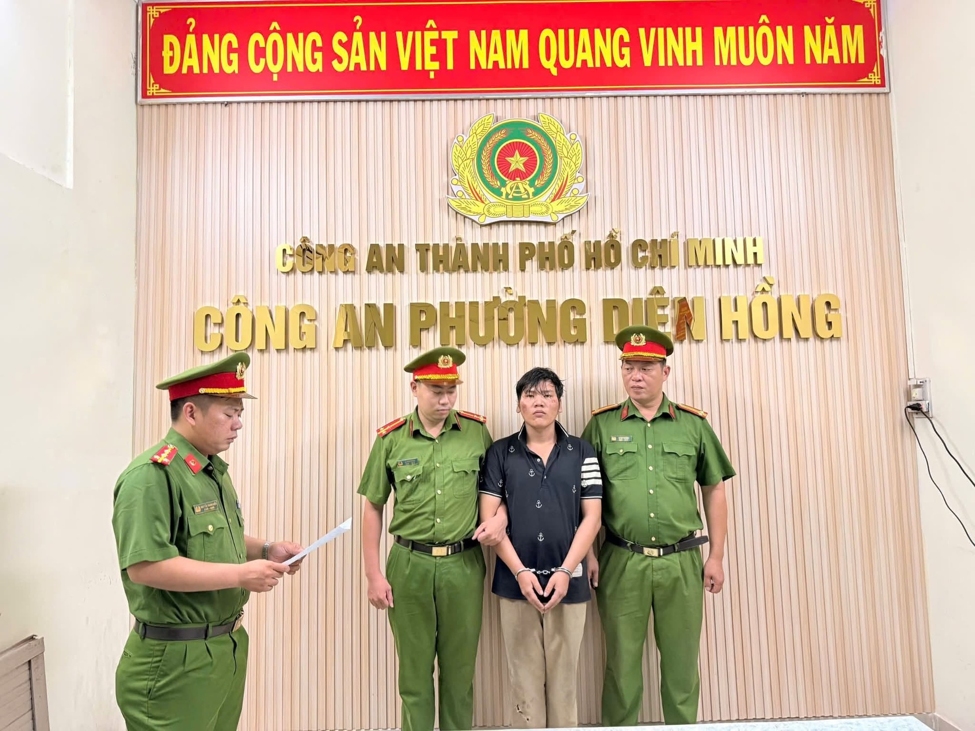 Nguyễn Anh H&agrave;o SN 2005 r&uacute;t dao đ&acirc;m CSGT khi bị kiểm tra nồng độ cồn ở TP . HCM - Ảnh 1.