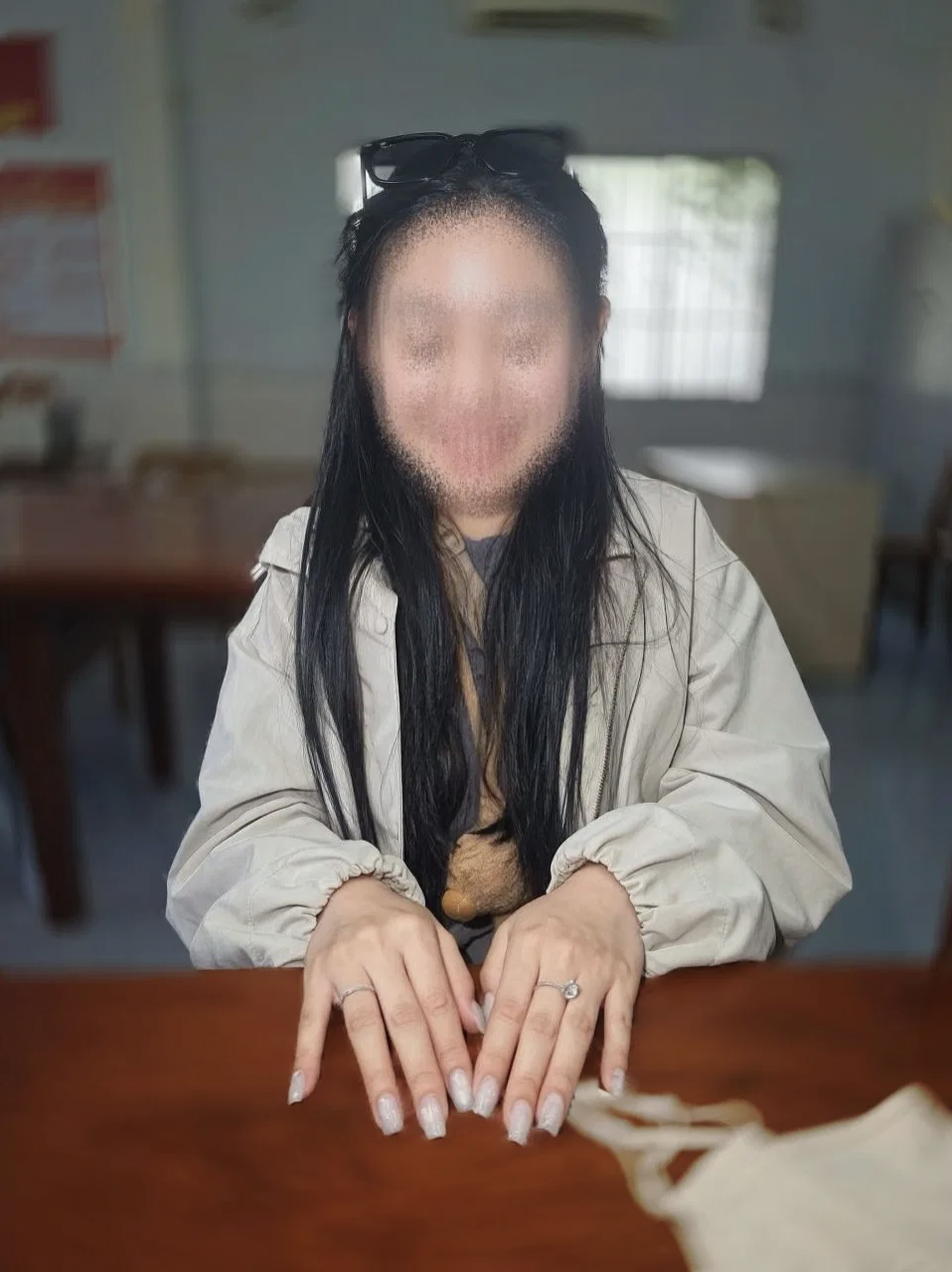 C&ocirc;ng an Đồng Th&aacute;p x&aacute;c minh nhẫn kim cương của nữ Việt kiều Mỹ bỏ qu&ecirc;n tại kh&aacute;ch sạn - Ảnh 1.
