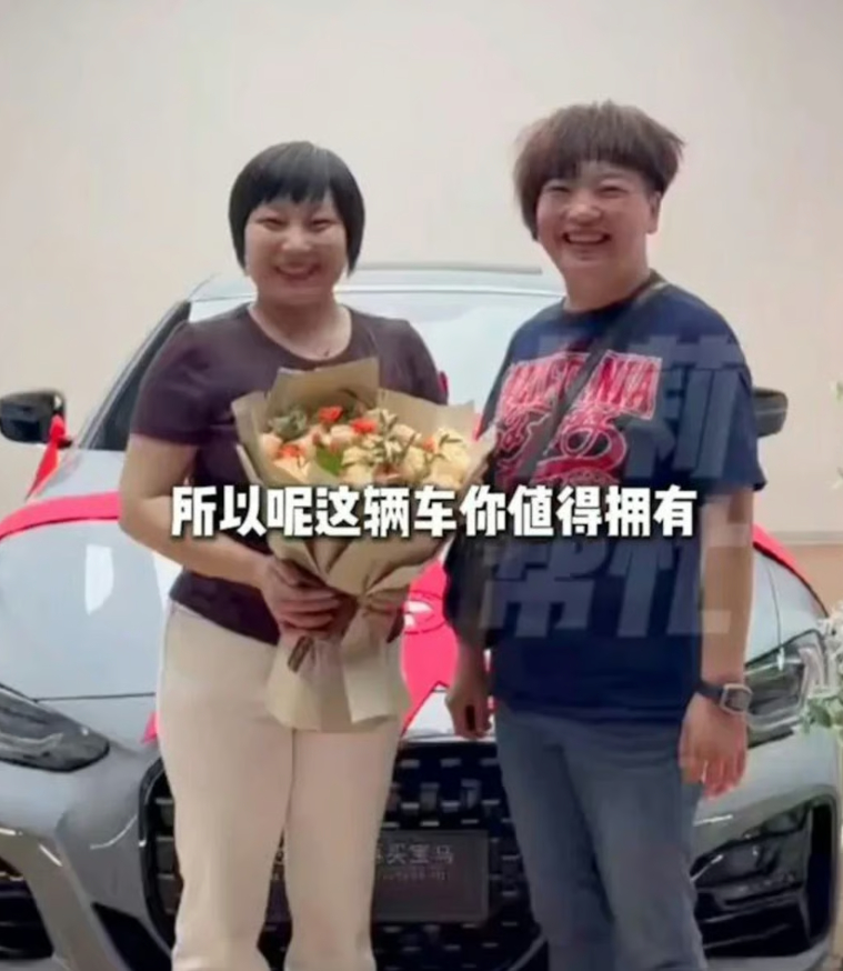 Nữ doanh nh&acirc;n tặng &ocirc; t&ocirc; cho nh&acirc;n vi&ecirc;n trong m&ugrave;a đ&ocirc;ng lạnh gi&aacute; tại Trung Quốc - Ảnh 2.