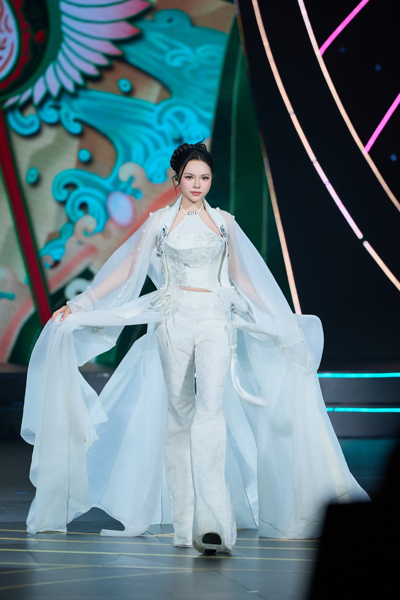 Diva Mỹ Linh khen thí sinh Sao Mai Đoàn Linh trên sóng VTV, nói thẳng: 
