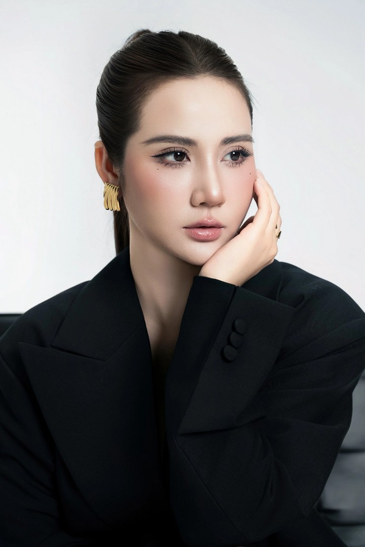 Mỹ nh&acirc;n phim giờ v&agrave;ng: Ngo&agrave;i đời sang chảnh, l&ecirc;n phim khắc khổ kh&ocirc;ng nhận ra - Ảnh 4.