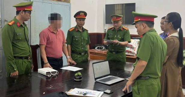 Thi hành lệnh bắt tạm giam cựu nhân viên ngân hàng Trần Văn Trạng 47 tuổi - Ảnh 1.
