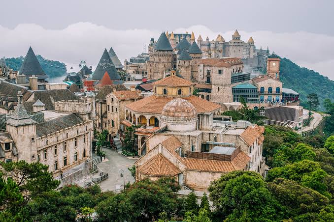 Khám phá Mercure Danang French Village Bana Hills: Ngôi làng Pháp trên đỉnh Bà Nà - Ảnh 1.