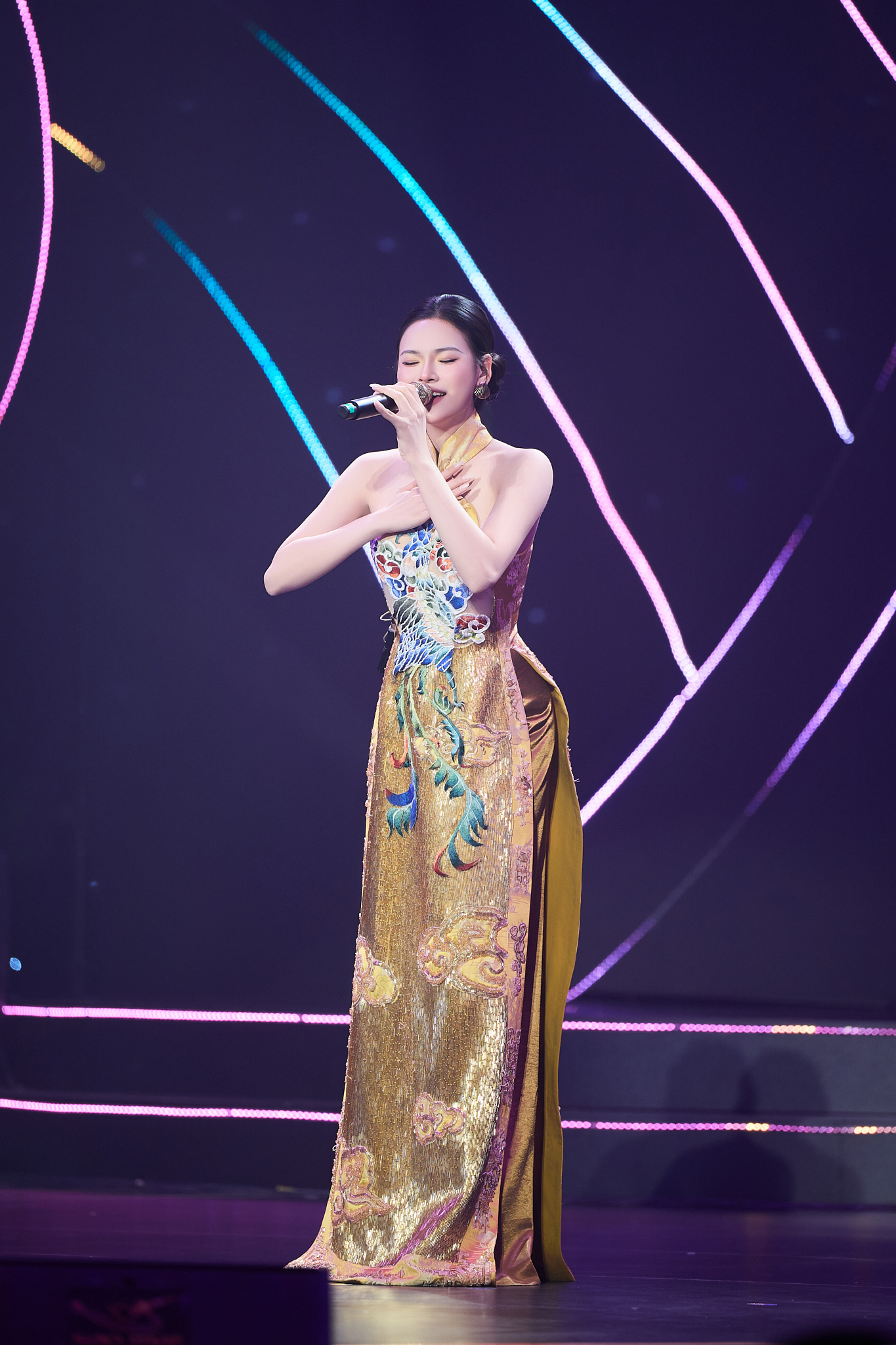 Diva Mỹ Linh khen thí sinh Sao Mai Đoàn Linh trên sóng VTV, nói thẳng: 