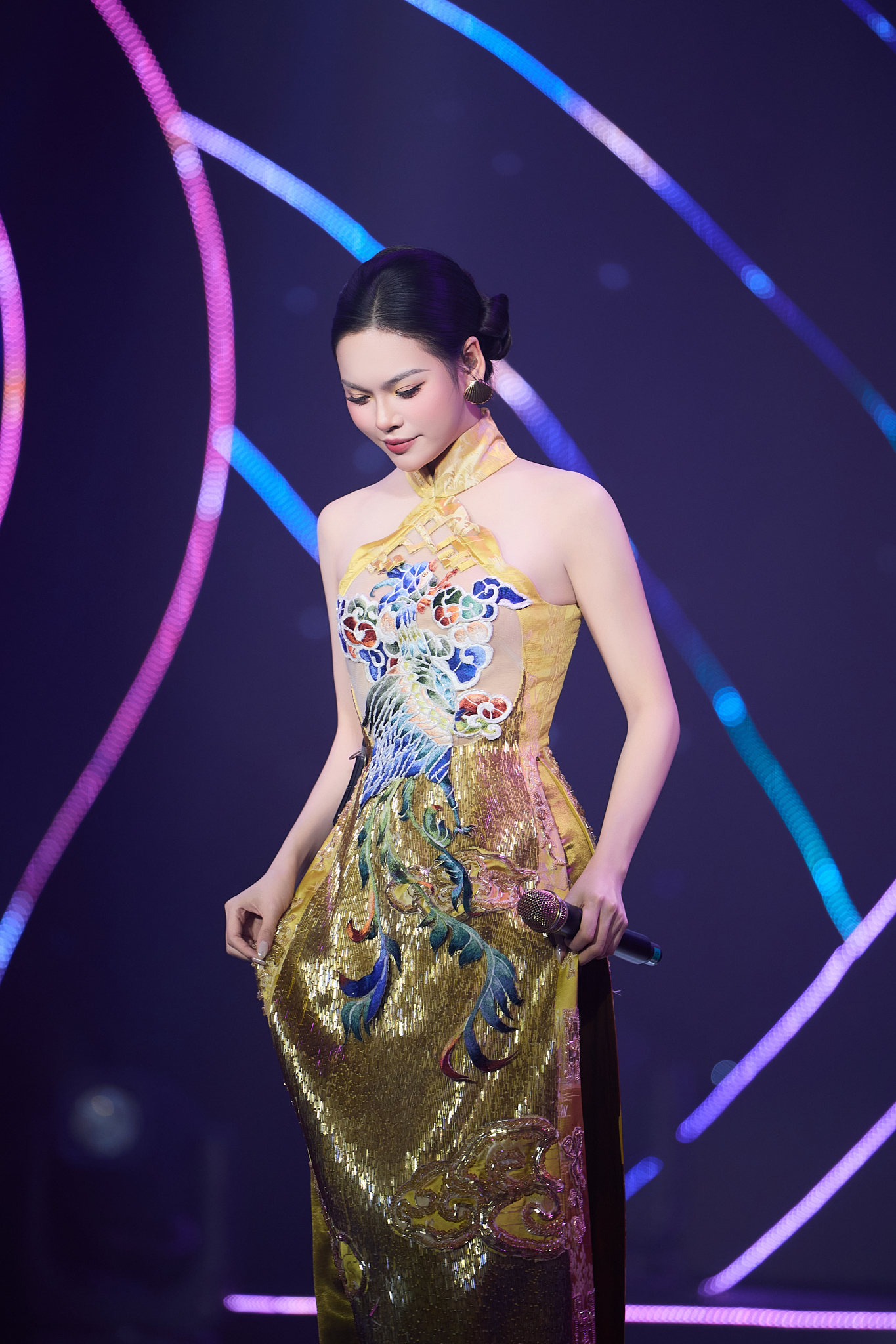 Diva Mỹ Linh khen thí sinh Sao Mai Đoàn Linh trên sóng VTV, nói thẳng: 