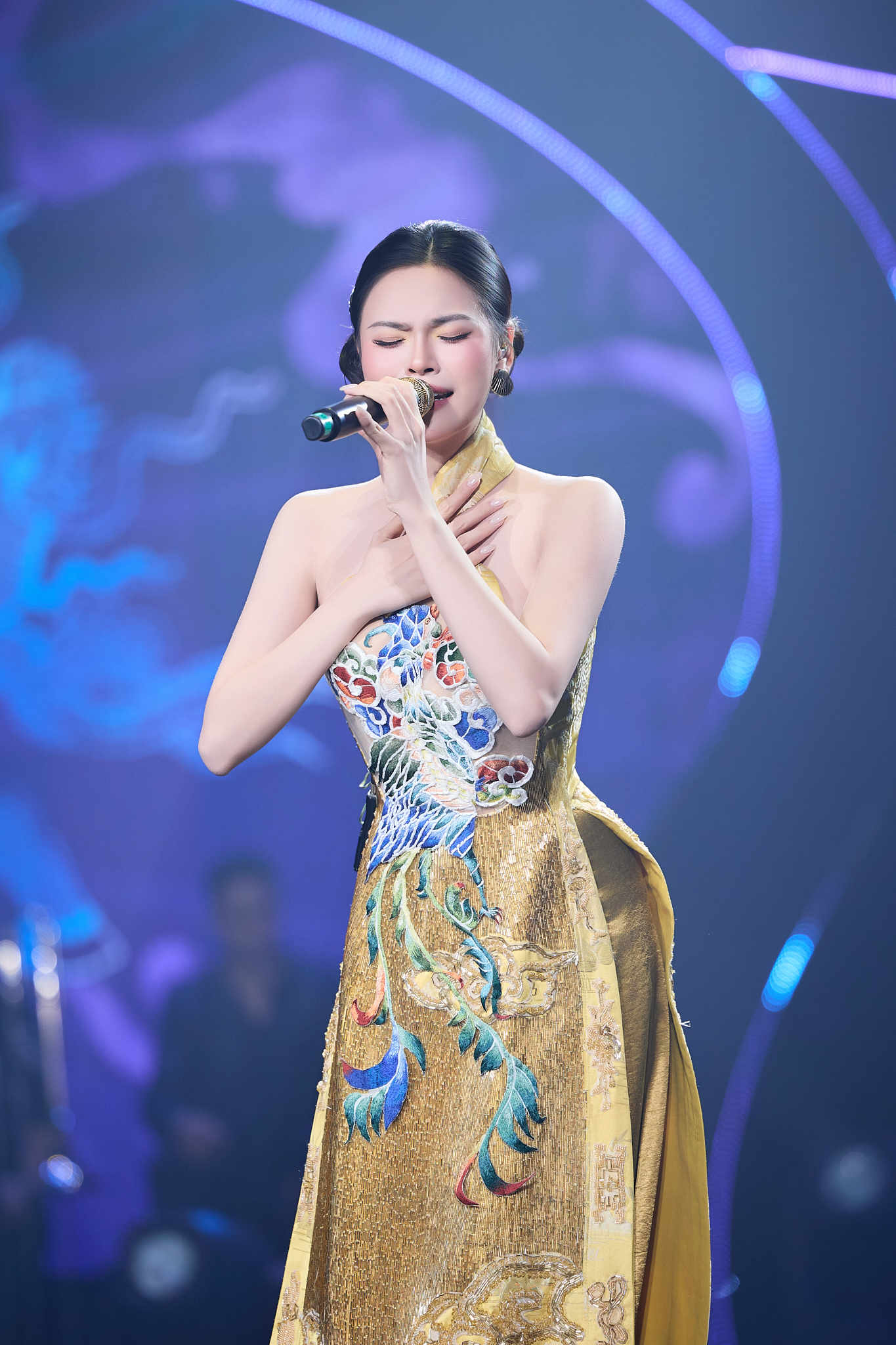 Diva Mỹ Linh khen thí sinh Sao Mai Đoàn Linh trên sóng VTV, nói thẳng: 