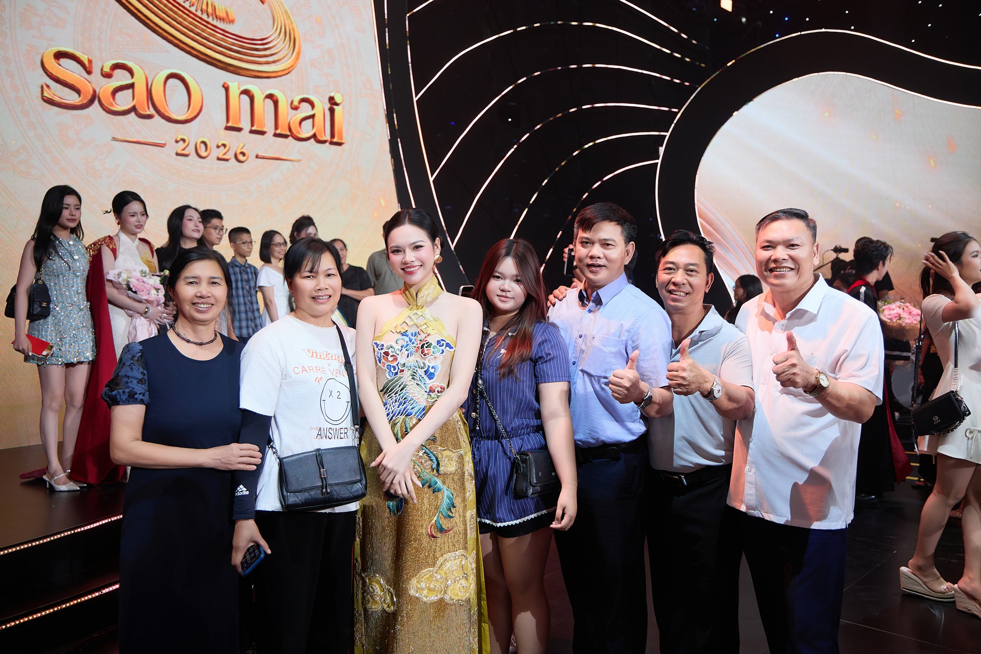 Diva Mỹ Linh khen thí sinh Sao Mai Đoàn Linh trên sóng VTV, nói thẳng: 
