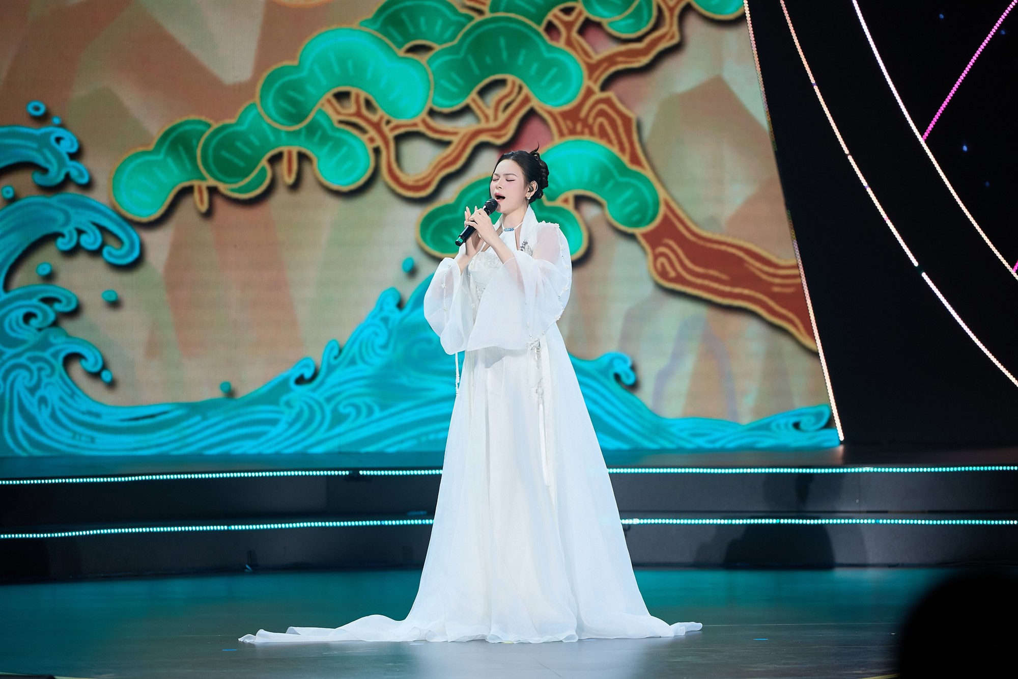 Diva Mỹ Linh khen thí sinh Sao Mai Đoàn Linh trên sóng VTV, nói thẳng: 