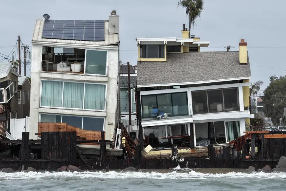 B&atilde;i biển Long Beach tan hoang sau b&atilde;o nhiệt đới Rachel - Ảnh 5.