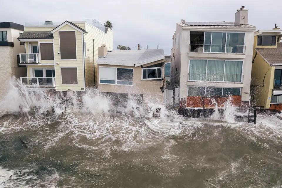B&atilde;i biển Long Beach tan hoang sau b&atilde;o nhiệt đới Rachel - Ảnh 1.