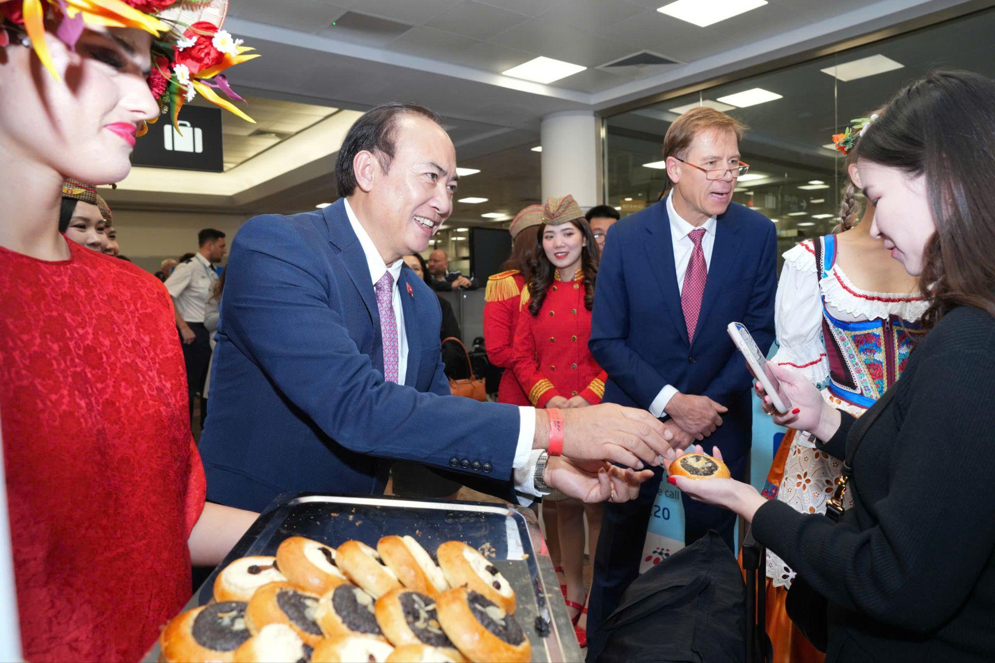 Khai trương đường bay đến Almaty v&agrave; Praha, Vietjet mở th&ecirc;m kết nối giữa Việt Nam v&agrave; thế giới - Ảnh 3.