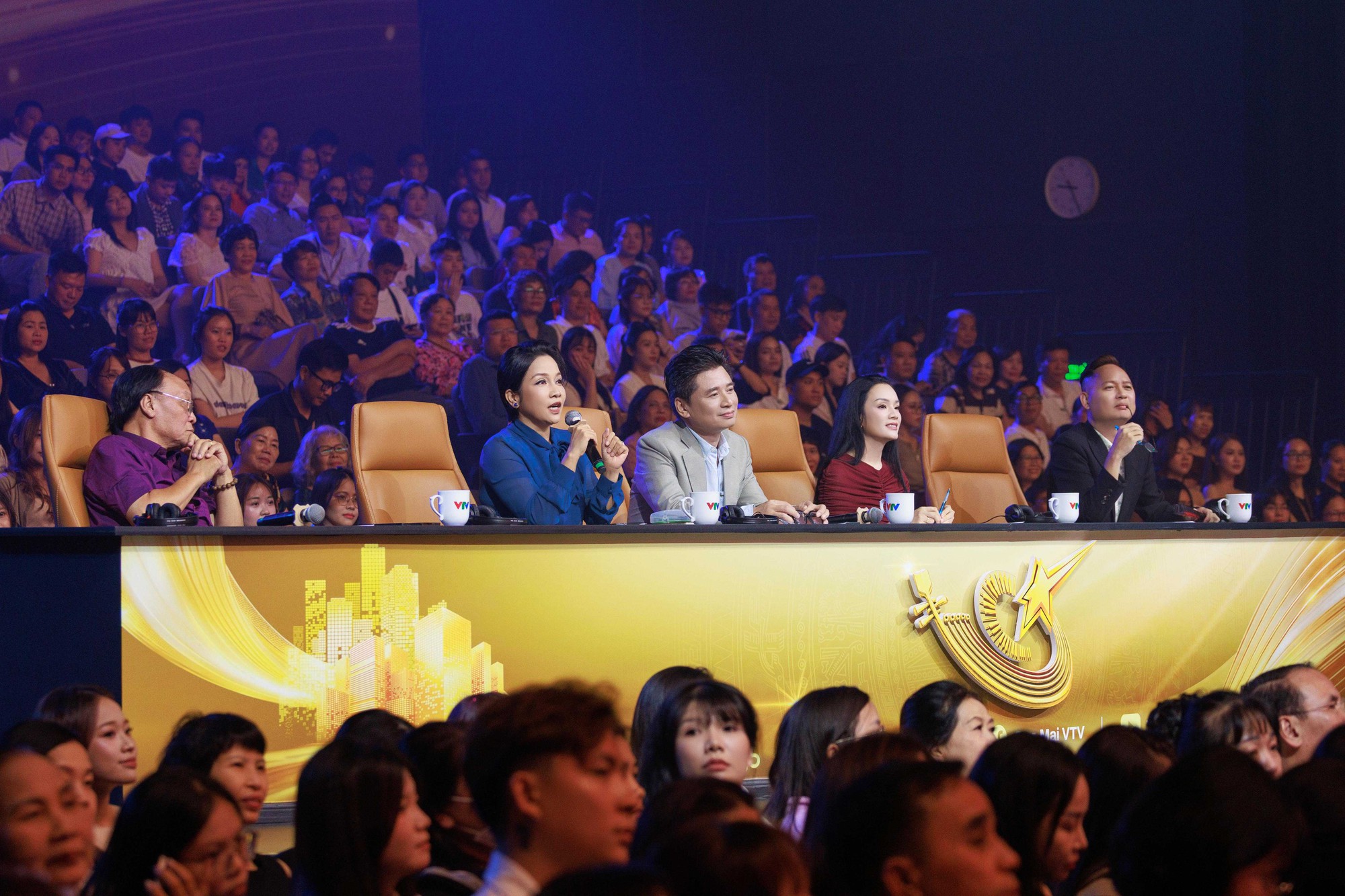 Diva Mỹ Linh khen thí sinh Sao Mai Đoàn Linh trên sóng VTV, nói thẳng: 