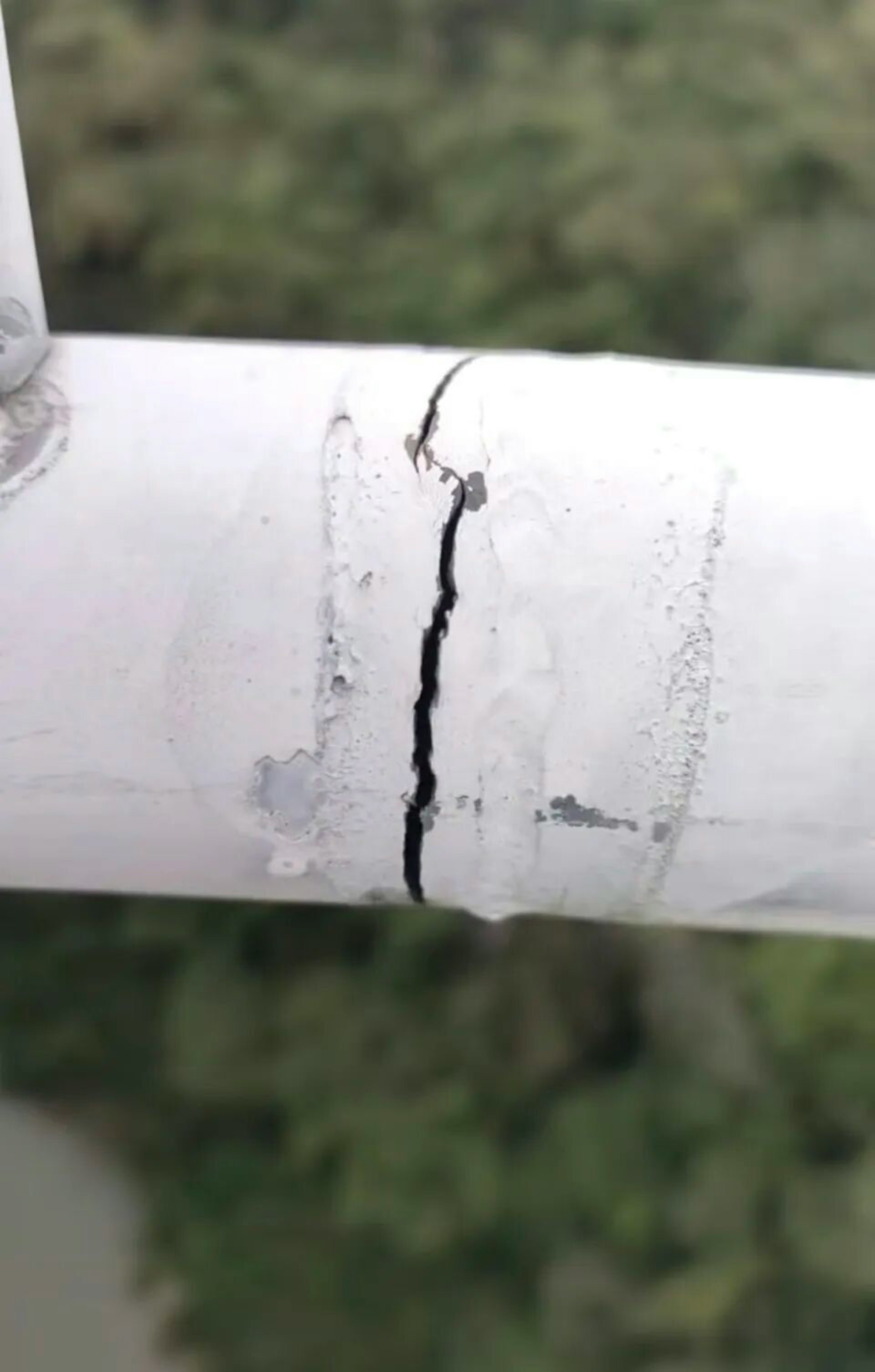 Gallery - Đang đi trên cầu kính tại khu du lịch nổi tiếng, một người phát hiện 3 điểm khác lạ: Chính quyền vào cuộc - image 4