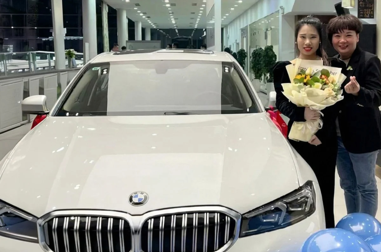 Nữ doanh nh&acirc;n tặng &ocirc; t&ocirc; cho nh&acirc;n vi&ecirc;n trong m&ugrave;a đ&ocirc;ng lạnh gi&aacute; tại Trung Quốc - Ảnh 1.