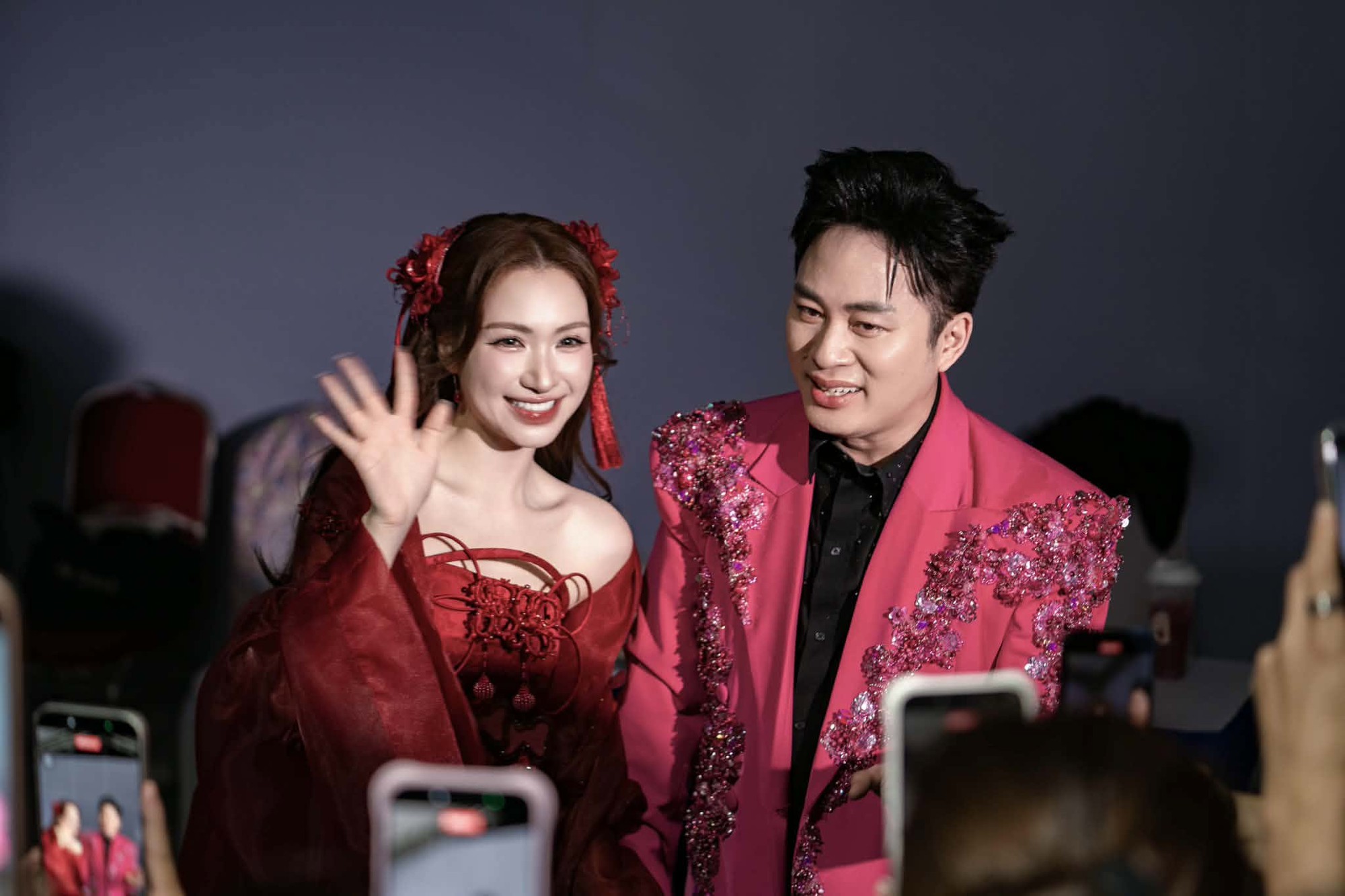 Divo Tùng Dương mời Hòa Minzy hát tại SVD Mỹ Đình, làm sân khấu rộng 90m, gần 100 vũ công tham gia - Ảnh 1. Divo Tùng Dương mời Hòa Minzy hát tại SVD Mỹ Đình, làm sân khấu rộng 90m, gần 100 vũ công tham gia - Ảnh 1.