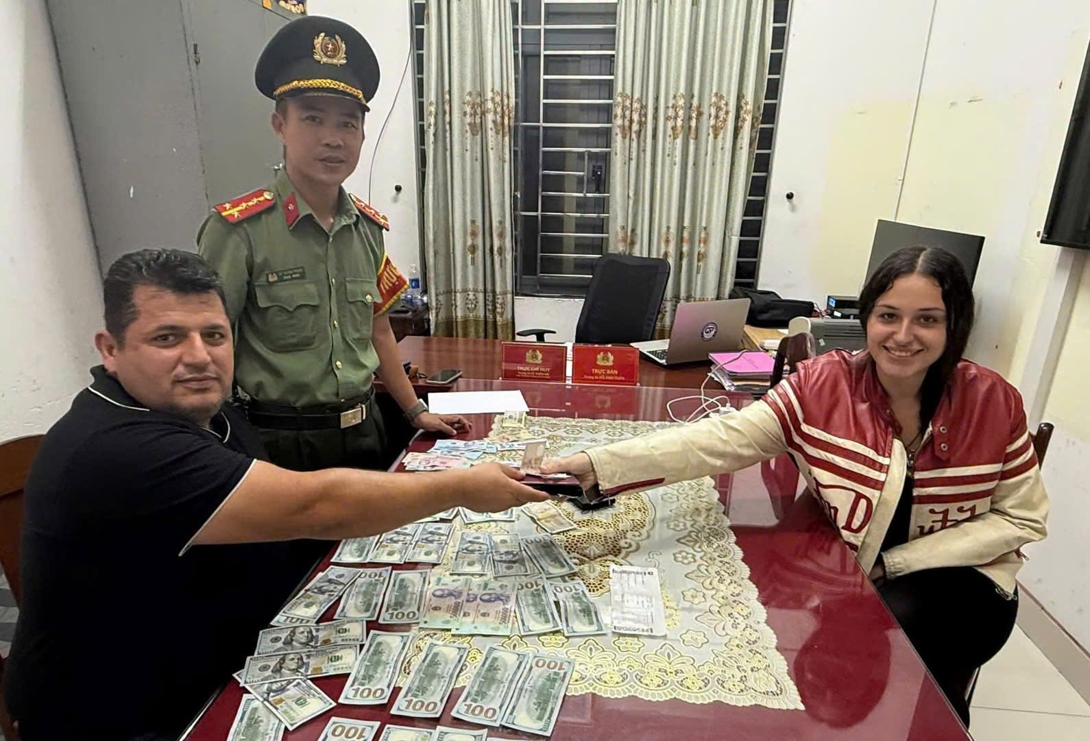 Du kh&aacute;ch Thổ Nhĩ Kỳ nhận lại t&agrave;i sản q&uacute;y gi&aacute; nhờ Nghĩa cử đẹp của chị Anna tại Đ&agrave; Nẵng - Ảnh 1.