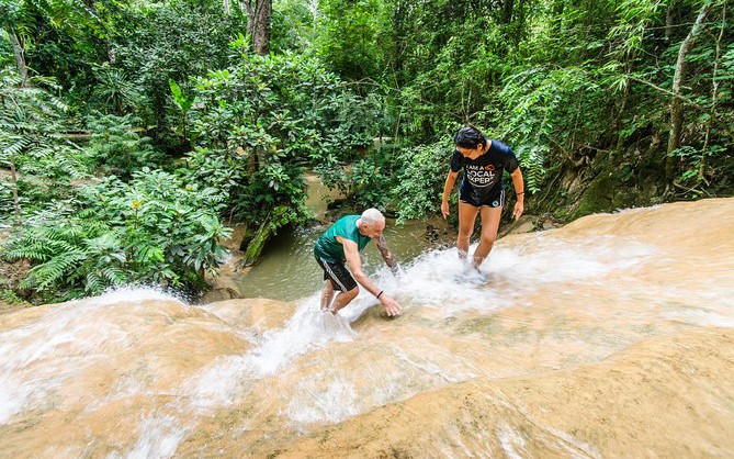 Phát hiện thác nước kỳ lạ ở nước láng giềng Việt Nam, nước đổ ào ào nhưng du khách vẫn leo ngược ầm ầm