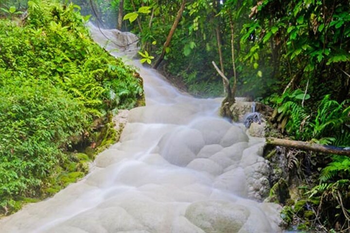 Phát hiện thác nước kỳ lạ ở nước láng giềng Việt Nam, nước đổ ào ào nhưng du khách vẫn leo ngược ầm ầm - Ảnh 2.