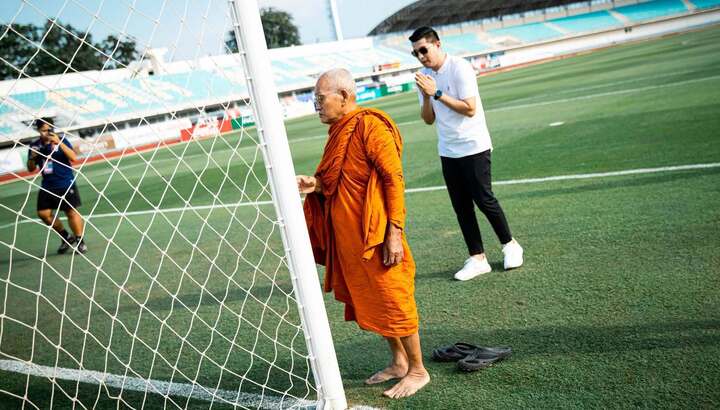 Kanchanaburi FC mời nhà sư làm lễ , HLV Park Hang Seo thoát áp lực với chiến thắng - Ảnh 1.