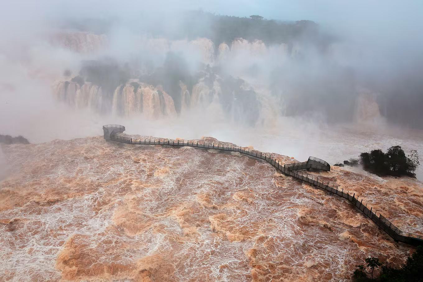 Thác nước Iguazu cuồn cuộn năm 2026 với hơn 12 triệu lít nước đổ xuống mỗi giây - Ảnh 4.