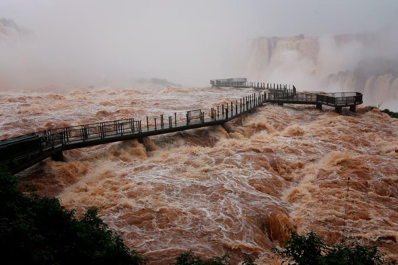 Thác nước Iguazu cuồn cuộn năm 2026 với hơn 12 triệu lít nước đổ xuống mỗi giây - Ảnh 2.