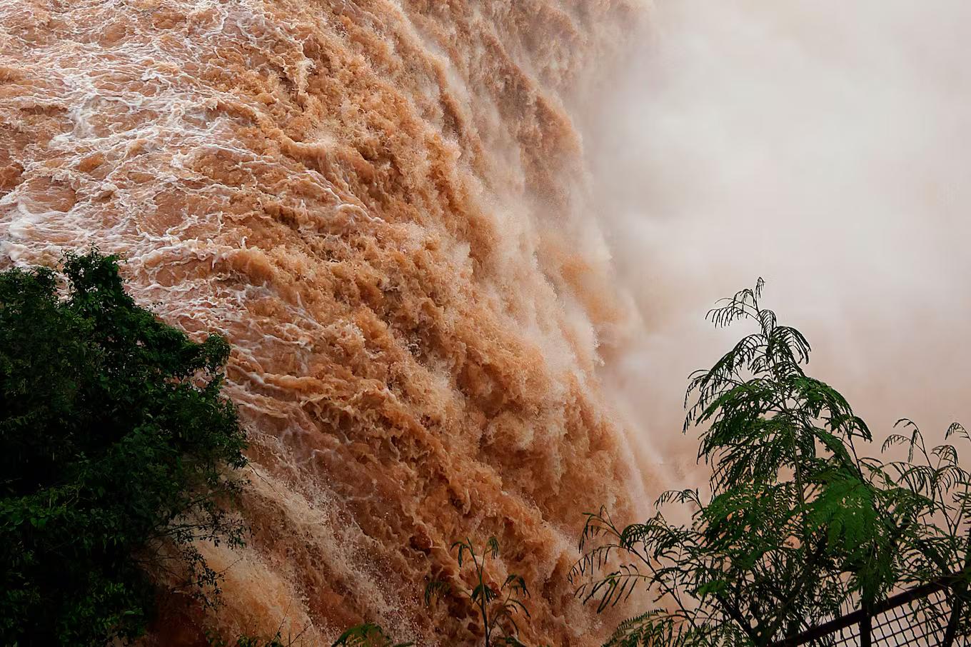 Thác nước Iguazu cuồn cuộn năm 2026 với hơn 12 triệu lít nước đổ xuống mỗi giây - Ảnh 1.