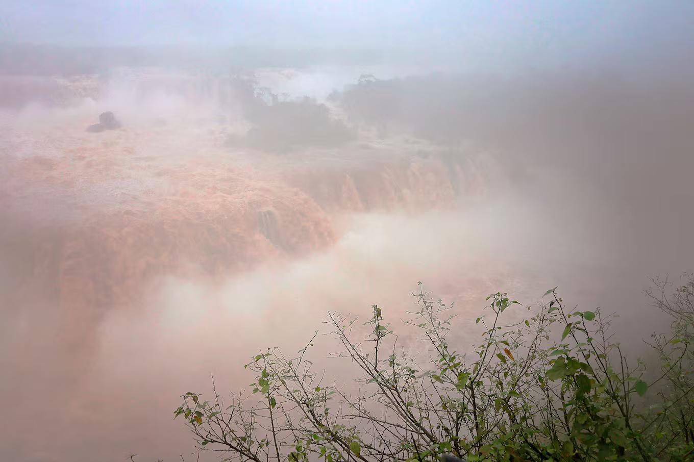 Thác nước Iguazu cuồn cuộn năm 2026 với hơn 12 triệu lít nước đổ xuống mỗi giây - Ảnh 3.