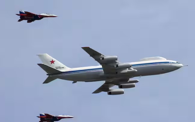 Hai chiếc "Điện Kremlin bay" cùng cất cánh bay lên bầu trời: Tổng thống Putin ngồi trên chiếc nào không ai biết