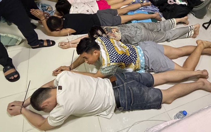 Campuchia: 77 sĩ quan cảnh sát bị bắt