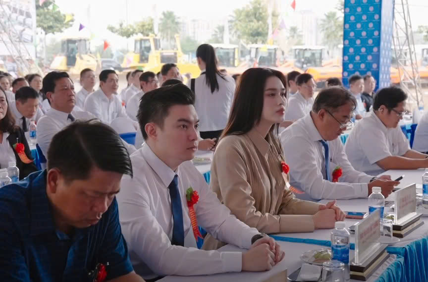 Đúng 15/10, Sơn Hải đón tin vui tại dự án 43.000 tỷ ở tỉnh giáp Campuchia, vợ chồng con trai cũng có mặt - Ảnh 2.