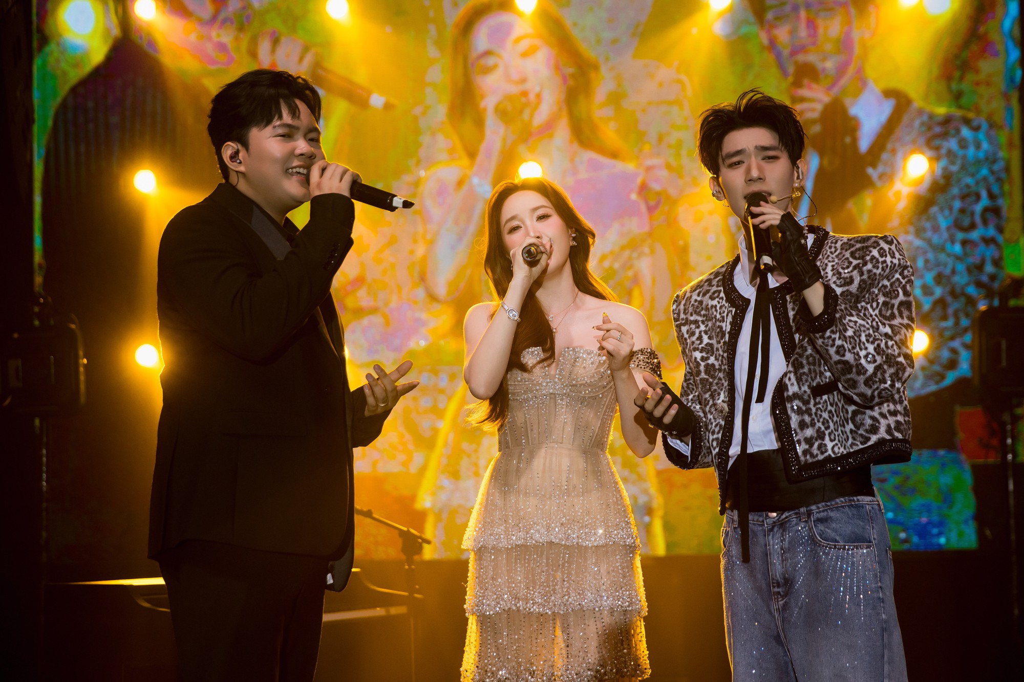 LOHAN h&aacute;t live gần 20 ca kh&uacute;c, mashup loạt hit c&ugrave;ng Bảo Thy v&agrave; Lương B&iacute;ch Hữu - Ảnh 4.