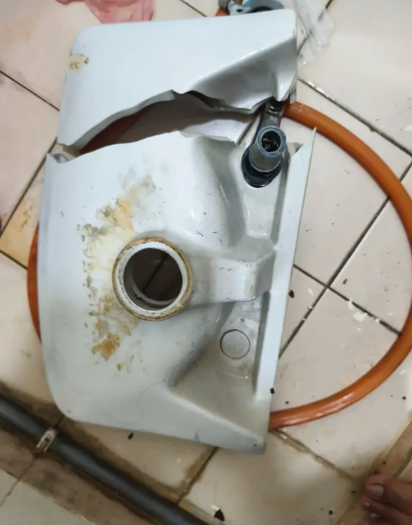 Vợ bị mắc kẹt trong nhà vệ sinh rồi tự thoát ra, sau khi về nhà người chồng thốt lên: Tôi sợ vợ tôi rồi! - Ảnh 2.