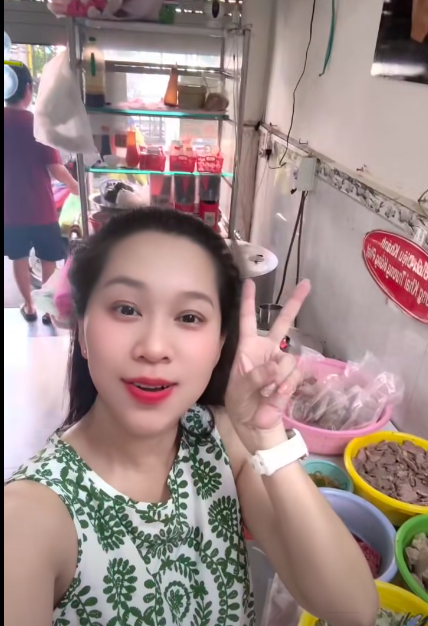 Em gái ruột nghệ sĩ Vũ Linh U70 đi bán bún bò mưu sinh ở TP.HCM - Ảnh 4. Em gái ruột nghệ sĩ Vũ Linh U70 đi bán bún bò mưu sinh ở TP.HCM - Ảnh 4.