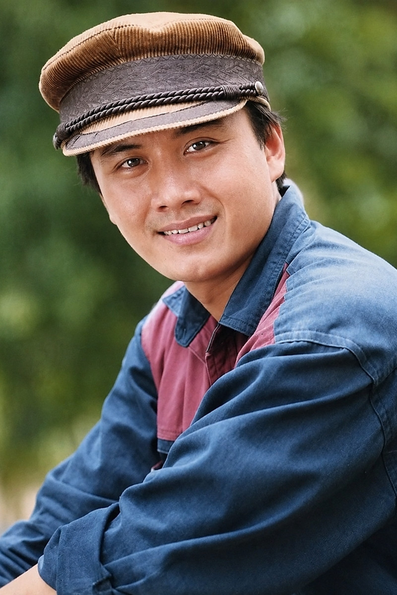 MC Quyền Linh đến mộ Lê Công Tuấn Anh nghẹn ngào: 