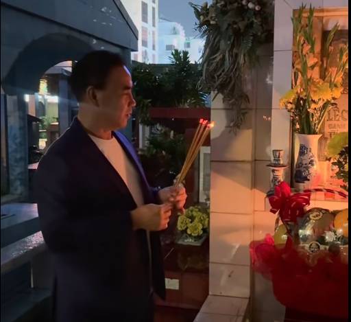 MC Quyền Linh đến mộ Lê Công Tuấn Anh nghẹn ngào: 