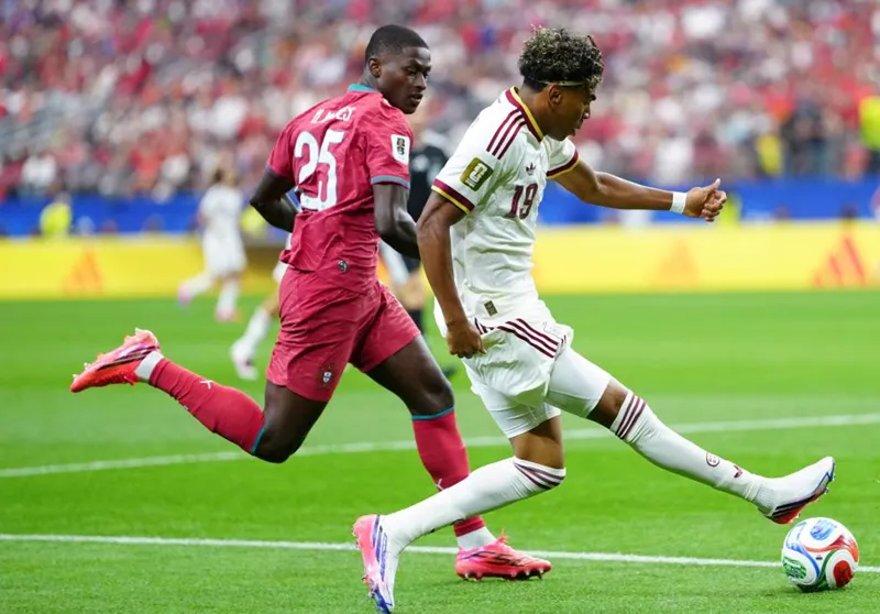 Lamine Yamal đ&oacute;n tin vui khi Nuno Mendes c&oacute; Khả năng vắng mặt tại Champions League 2026 - Ảnh 1.