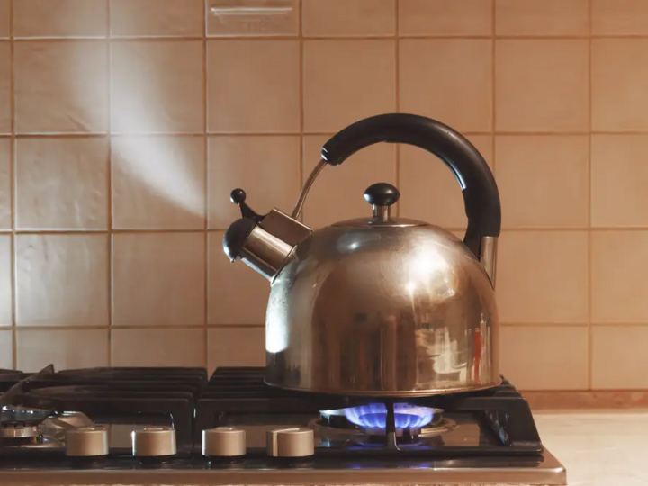 Vì sao người Mỹ hiếm khi dùng ấm siêu tốc mà vẫn đun nước trên bếp? - Ảnh 2.