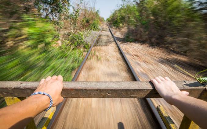 Phát hiện "đoàn tàu" kỳ lạ ở nước láng giềng Việt Nam, gặp xe ngược chiều phải nhấc cả toa khỏi đường ray