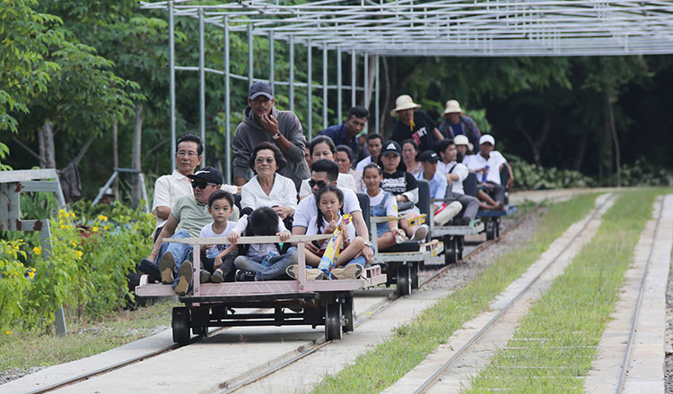 Gallery - Phát hiện "đoàn tàu" kỳ lạ ở nước láng giềng Việt Nam, gặp xe ngược chiều phải nhấc cả toa khỏi đường ray - image 3