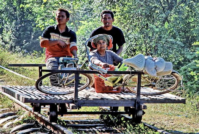 Gallery - Phát hiện "đoàn tàu" kỳ lạ ở nước láng giềng Việt Nam, gặp xe ngược chiều phải nhấc cả toa khỏi đường ray - image 6