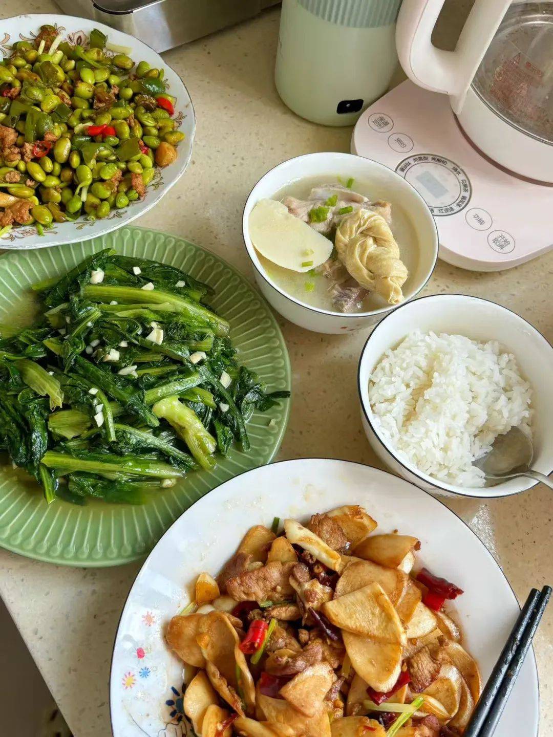 Đặt đồ ăn hết 15,4 triệu/tháng, dân văn phòng đành chi 5-7 triệu thuê người tới tận nhà nấu cơm - Ảnh 1.