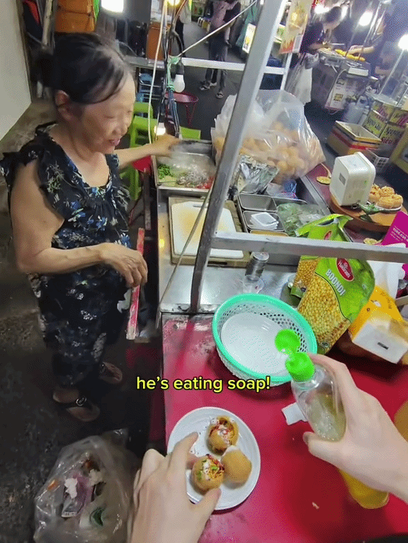 Khách Tây xịt nước rửa chén lên bánh vì tưởng là nước chanh - Ảnh 4.
