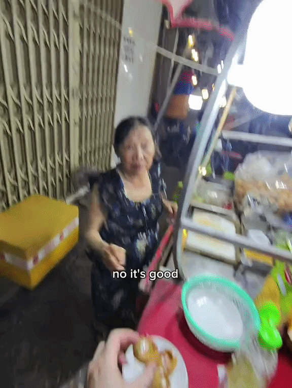 Khách Tây xịt nước rửa chén lên bánh vì tưởng là nước chanh - Ảnh 5.