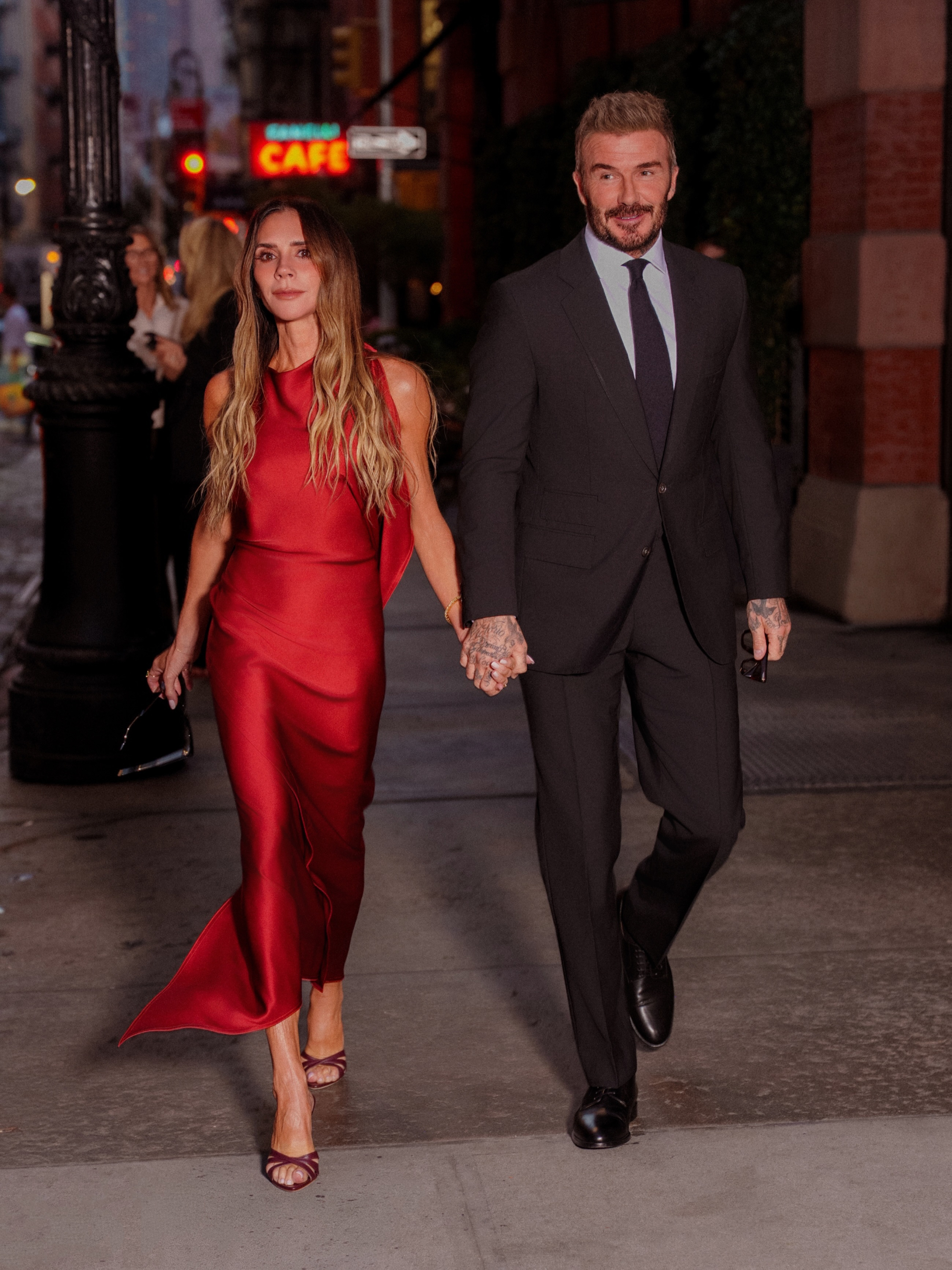 Victoria Beckham và David Beckham tại sự kiện thời trang: Cặp đôi nổi tiếng và sexy - Ảnh 1.