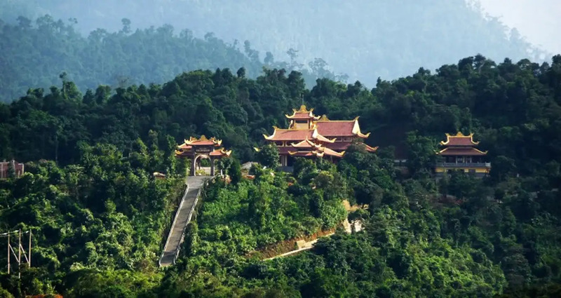 Việt Nam có ngọn núi nơi một vị vua từ bỏ ngai vàng để lên tu, nay đã là Di sản Thế giới được UNESCO ghi danh - Ảnh 2.