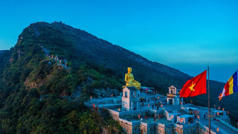 Việt Nam có ngọn núi nơi một vị vua từ bỏ ngai vàng để lên tu, nay đã là Di sản Thế giới được UNESCO ghi danh - Ảnh 8.
