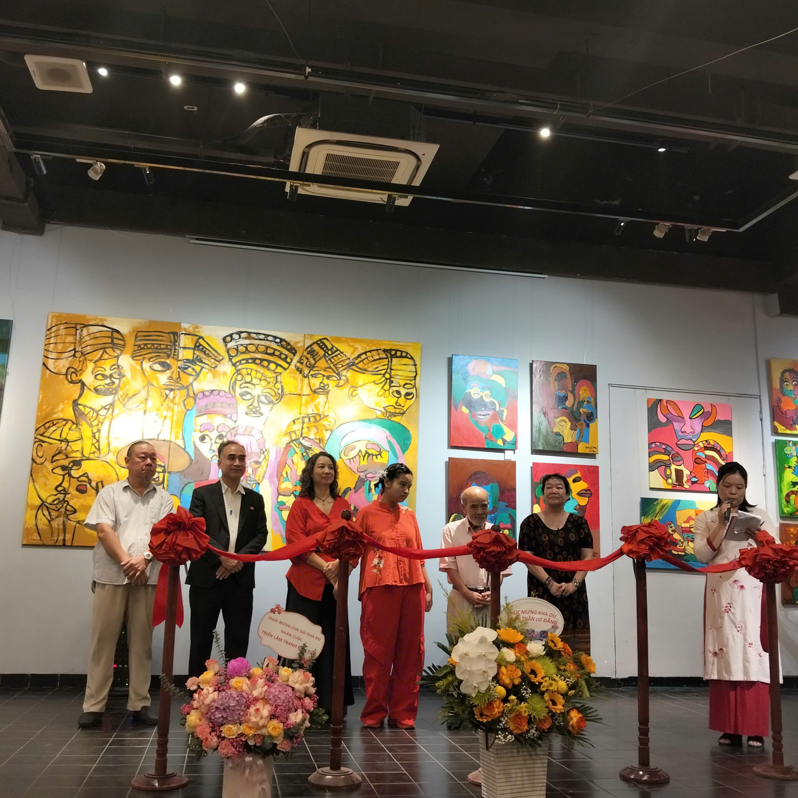 Triển lãm tranh của con gái GS Đặng Hùng Võ: Hành trình nghệ thuật từ những mảnh giấy vứt đi của đứa trẻ tự kỷ - Ảnh 10. Triển lãm tranh của con gái GS Đặng Hùng Võ: Hành trình nghệ thuật từ những mảnh giấy vứt đi của đứa trẻ tự kỷ - Ảnh 10.