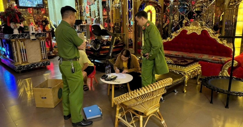Công an kiểm tra đột xuất nhiều cơ sở kinh doanh dịch vụ massage - Ảnh 3.