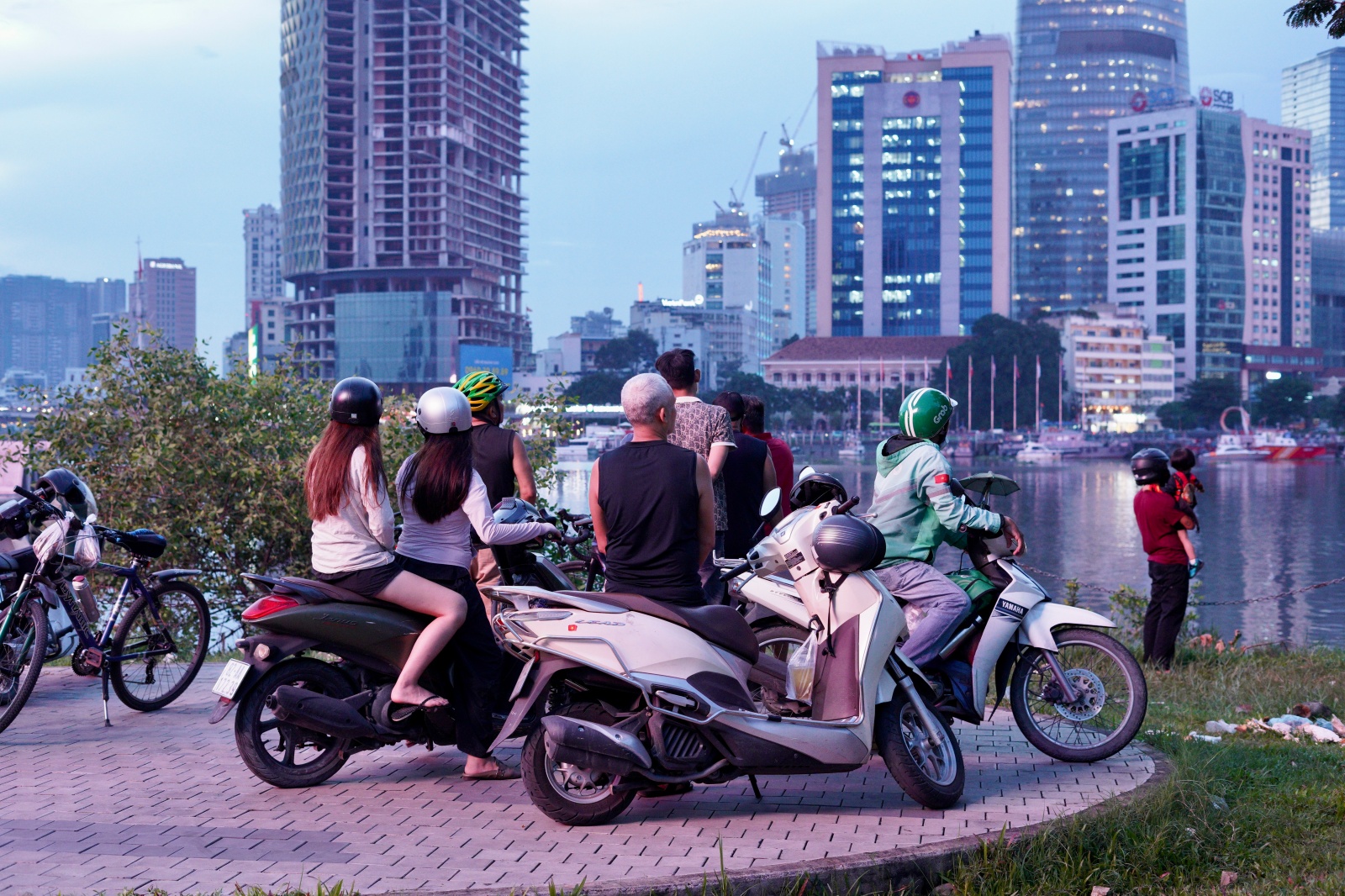 Người dân TPHCM đổ về Bến Bạch Đằng, trầm trồ trước cảnh tượng chưa từng thấy - Ảnh 9.